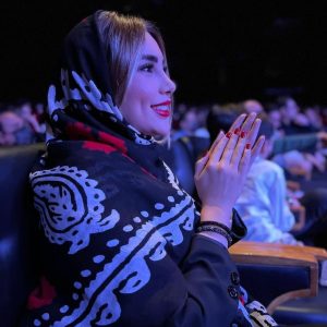 روسری گلونی نخی قرمز قواره ۱۳۰